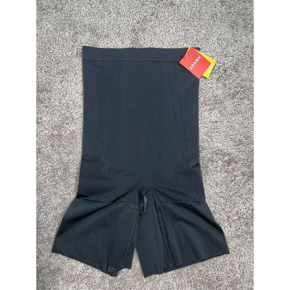 NEW! Women’s SPANX Black Shapewear Shorts MEDIUM - Picture 1 of 7